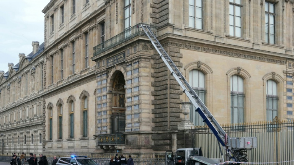 Museu do Louvre permanece fechado após roubo espetacular na França