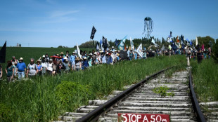 "Bassine arri&egrave;re!": des milliers de manifestants s'opposent &agrave; un projet de "m&eacute;gabassines" dans le Puy-de-D&ocirc;me