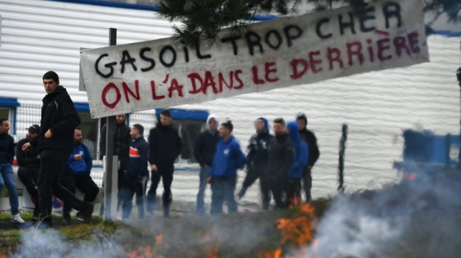 Prix des carburants: les d&eacute;p&ocirc;ts p&eacute;troliers de Brest et Lorient bloqu&eacute;s