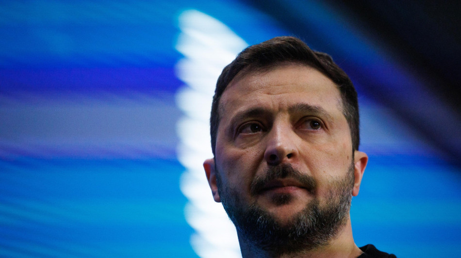 Zelensky promette nuovi attacchi alle strutture militari russe