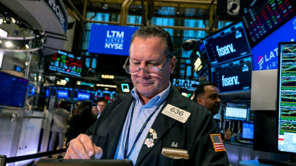 Wall Street ouvre en ordre dispers&eacute;, Tesla tire le march&eacute;