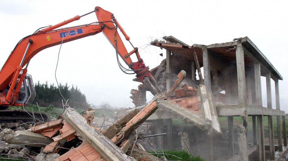 Manovra: emendamento sul condono edilizio sar&agrave; trasformato in odg