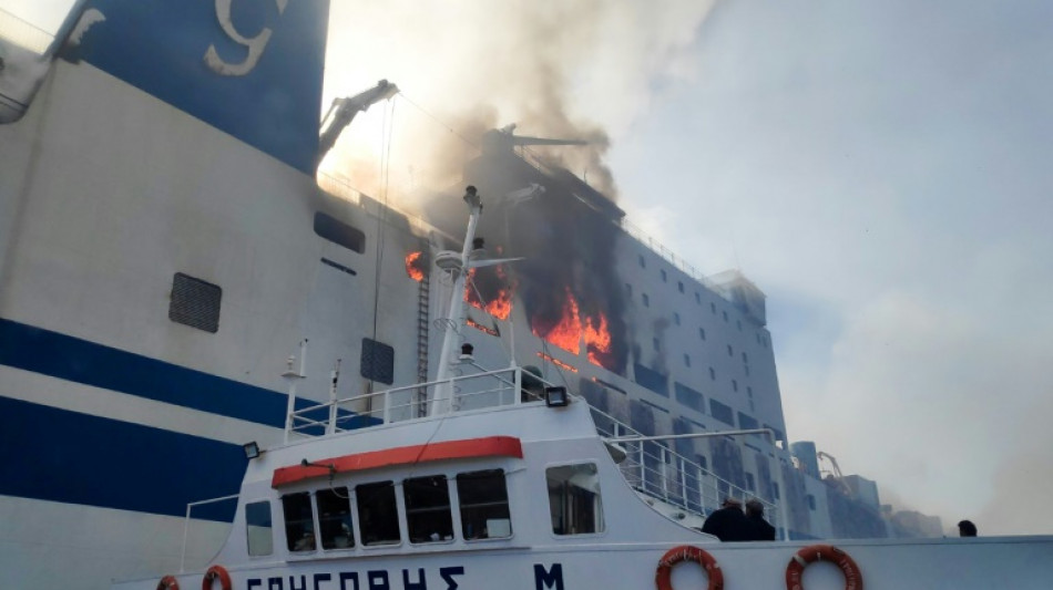 Gr&egrave;ce: un ferry italien toujours en feu, douze routiers port&eacute;s disparus