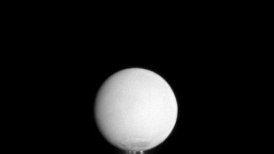 Una luna di Saturno circondata da un'enorme rete di onde elettromagnetiche