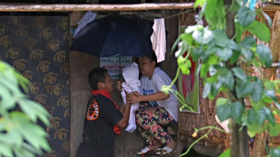 Philippines: des milliers de personnes fuient leur foyer avant une temp&ecirc;te tropicale