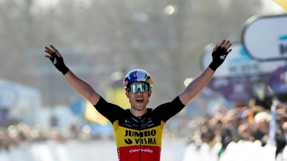 Het Nieuwsblad - Ph&eacute;nom&eacute;nal Van Aert, vainqueur d&egrave;s sa rentr&eacute;e sur route