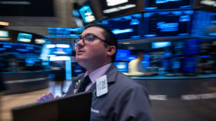 Wall Street ouvre en baisse, le march&eacute; attentiste faute de nouvelles