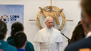 Le&oacute;n XIV llama a "convivir con dignidad y paz" durante visita a migrantes en Par&iacute;s