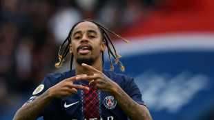 Ligue 1: le PSG domine Lens grâce à Barcola mais perd "Kvara"