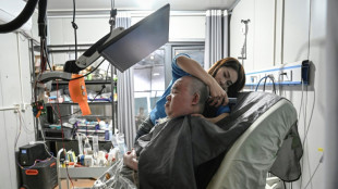 Paralys&eacute;, un Chinois dirige sa ferme d'un simple doigt