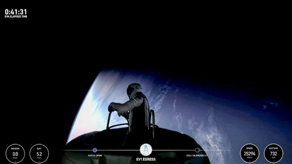 SpaceX faz hist&oacute;ria com primeira caminhada espacial privada