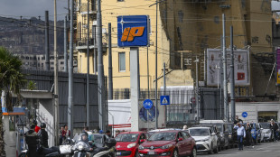 Ore di coda a Napoli e pompe a secco. Allarme per trasporti sanitari