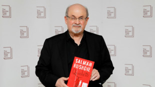 Berichte: Autor Salman Rushdie auf B&uuml;hne im US-Bundesstaat New York attackiert