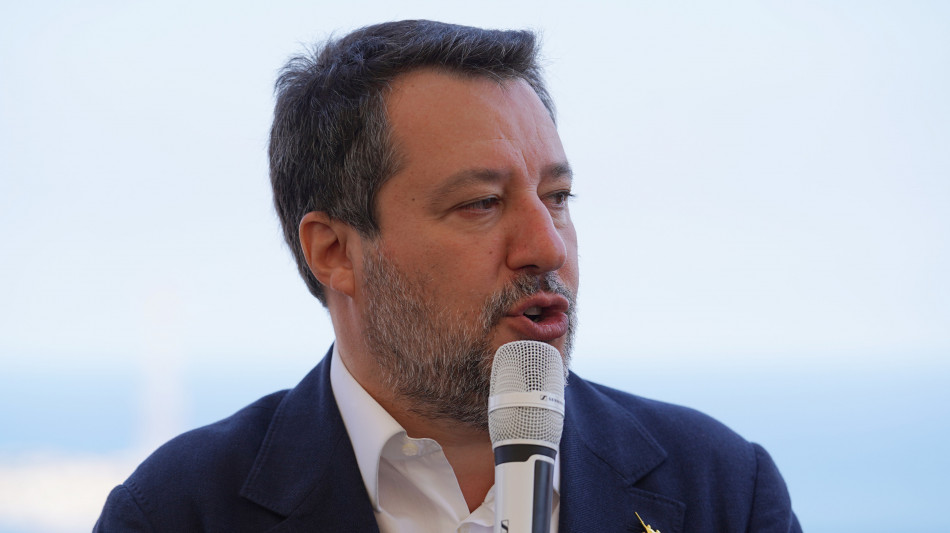 Salvini, 'Macron si attacchi al tram, vada lui in Ucraina'