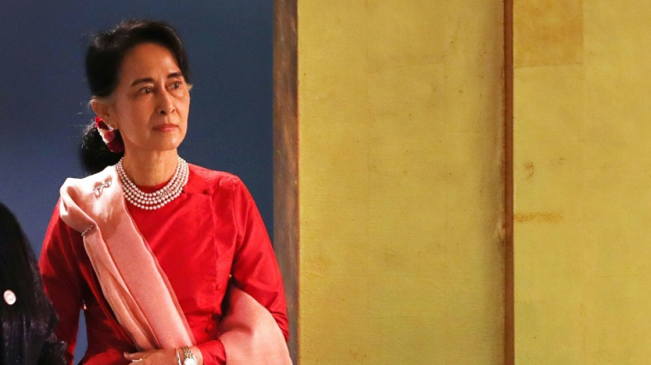 L&iacute;der civil birmanesa &eacute; transferida da pris&atilde;o para edif&iacute;cio do governo