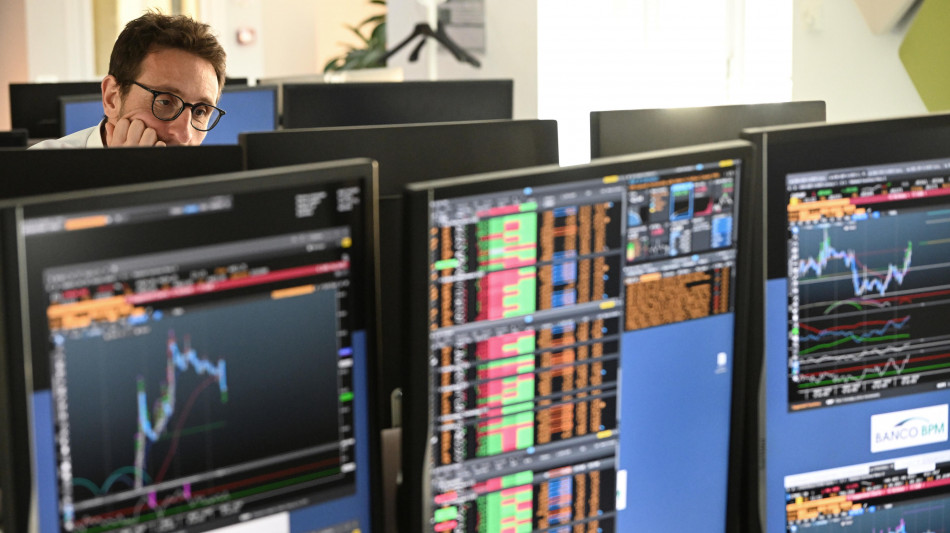 Borsa: Milano recupera (+0,7%) con Tim e banche, spread a 95 punti