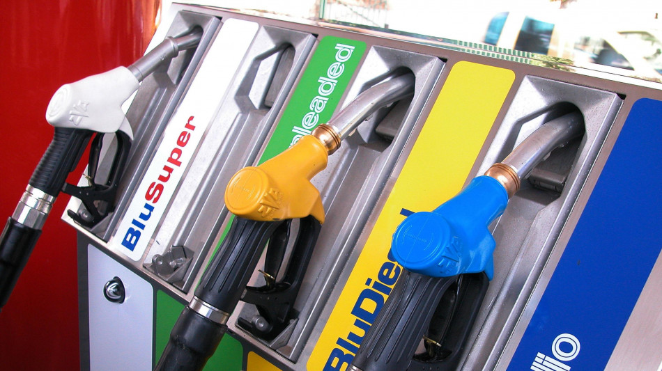 Codacons, con riordino accise 15-22 euro in pi&ugrave; l'anno su diesel