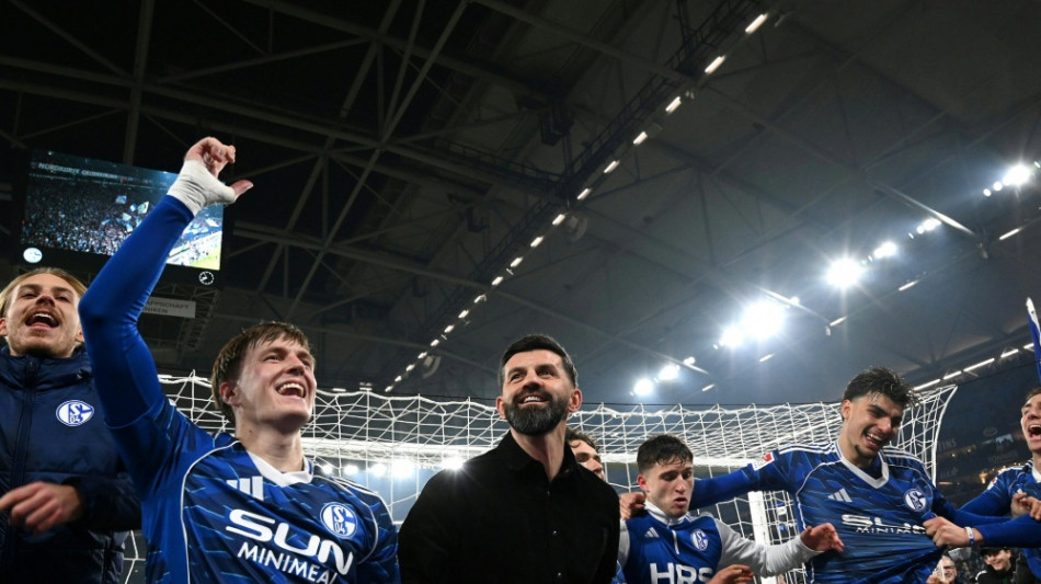 "Singen, springen, tanzen": Schalke feiert Tabellenf&uuml;hrung