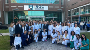 Per Mattarella foto di gruppo con ricercatori e sanitari all'Inoc