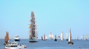 Schiff gerät bei Einlaufparade für Sail-Festival in Bremerhaven in Brand