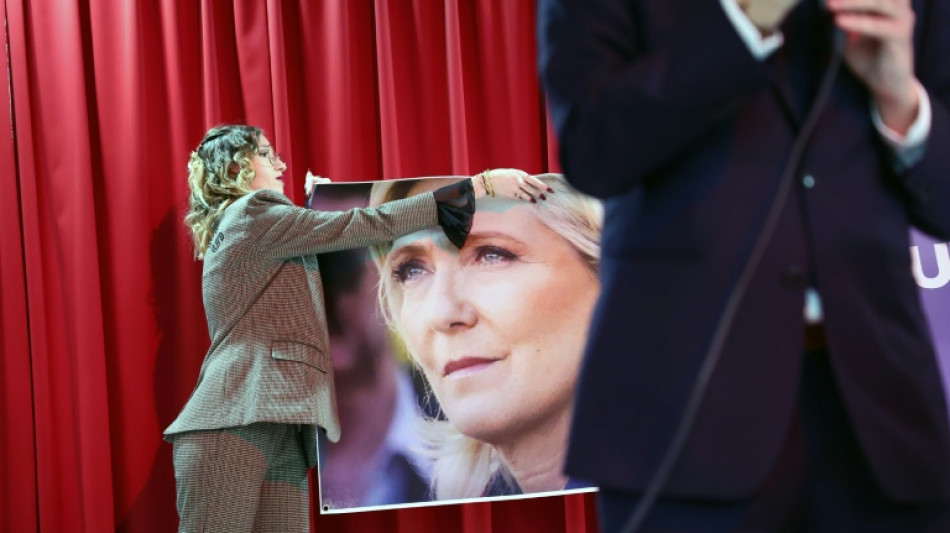 Le Pen denuncia ante sus simpatizantes en París una condena "política" en su contra