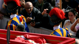 Zehntausende nehmen Abschied am Sarg von Papst Franziskus im Petersdom