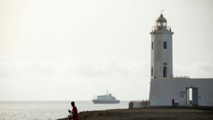 Foyer d'hantavirus, un bateau de croisi&egrave;re toujours en qu&ecirc;te d'un port d'accueil
