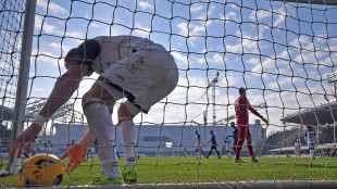 Calcio: paura a Salerno, ambulanza in campo per un giocatore