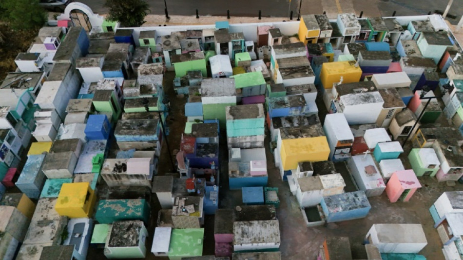 Antes do Dia dos Mortos, parentes limpam ossos de familiares já falecidos no México