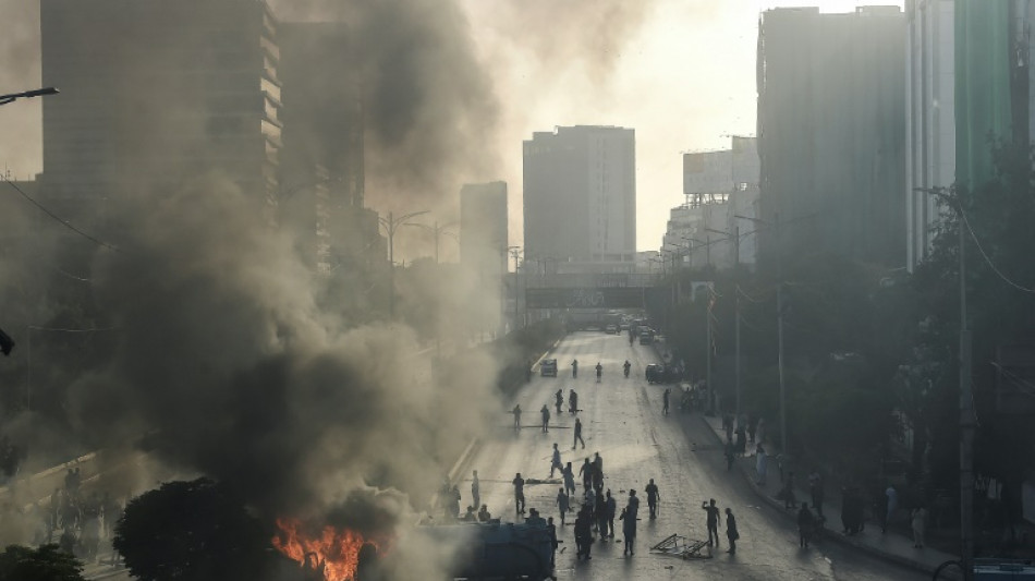 Ex primer ministro de Pakist&aacute;n comparece ante la justicia tras arresto y protestas