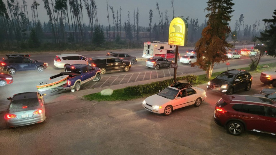 Incendio forestal avanza y destruye parte de ciudad turística canadiense de Jasper