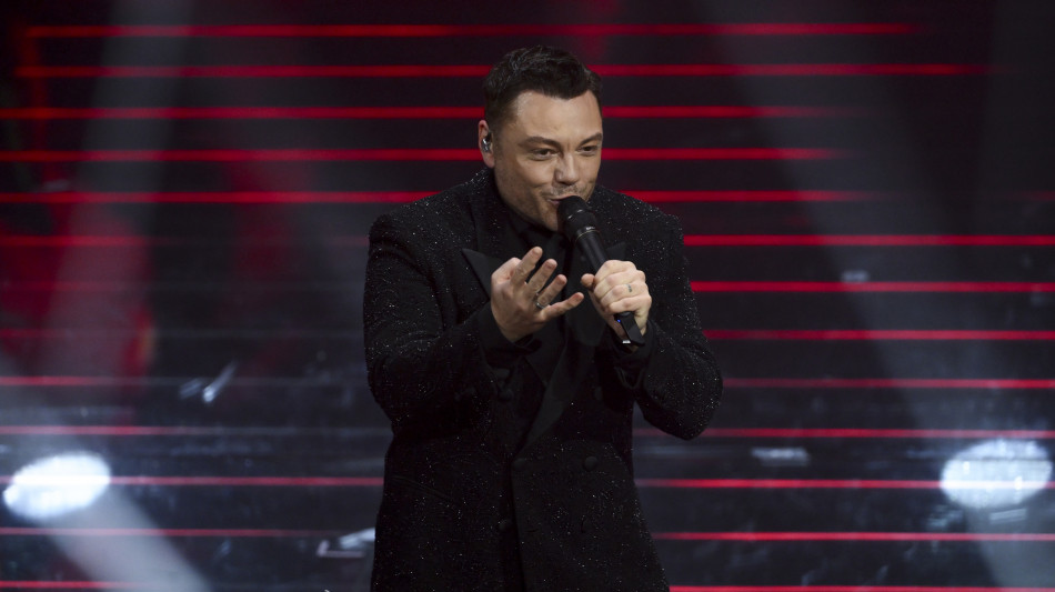 Tiziano Ferro travolge l'Ariston, festa per i 25 anni di carriera