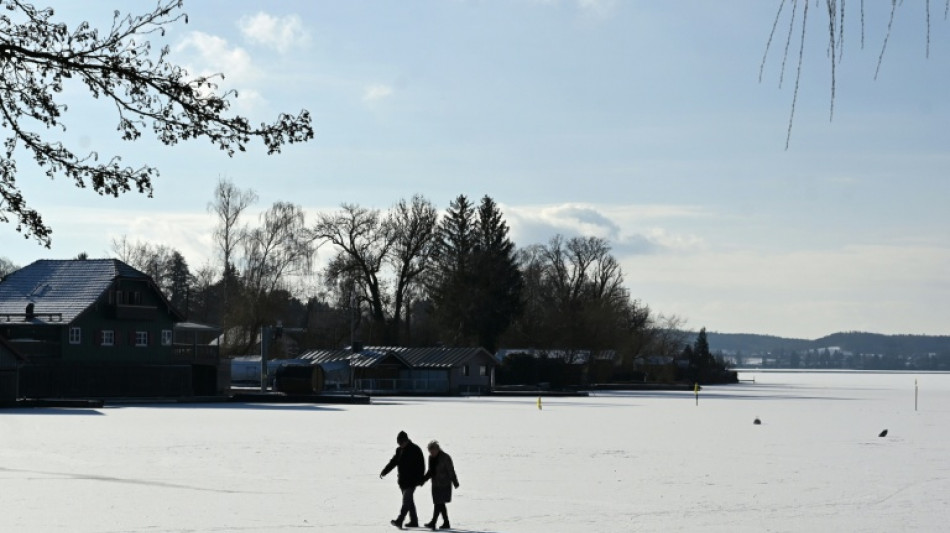 Durch Eis eingebrochen: Passanten retten Menschen und Hund aus Gew&auml;ssern