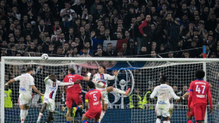 PSG vence Lyon nos acr&eacute;scimos (3-2) e recupera lideran&ccedil;a da Ligue 1
