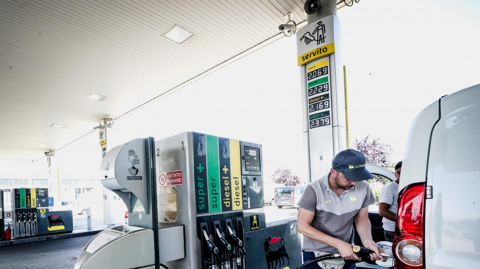Verde al self &egrave; a 1,719 euro al litro, in calo gasolio