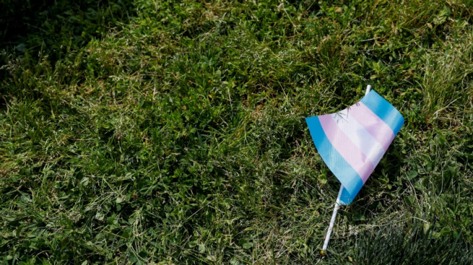 Junger Transmensch an Straßenbahnhaltestelle in Bremen angegriffen