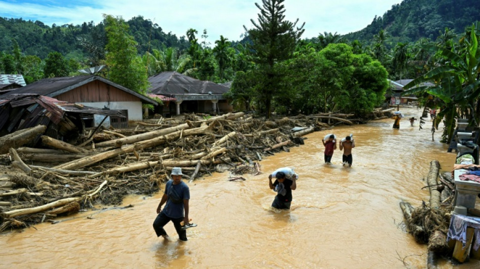 Inondations: la col&egrave;re monte en Indon&eacute;sie, plus de 800 morts