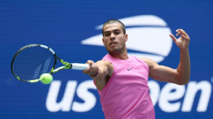 Alcaraz assusta com problema físico mas avança às oitavas do US Open