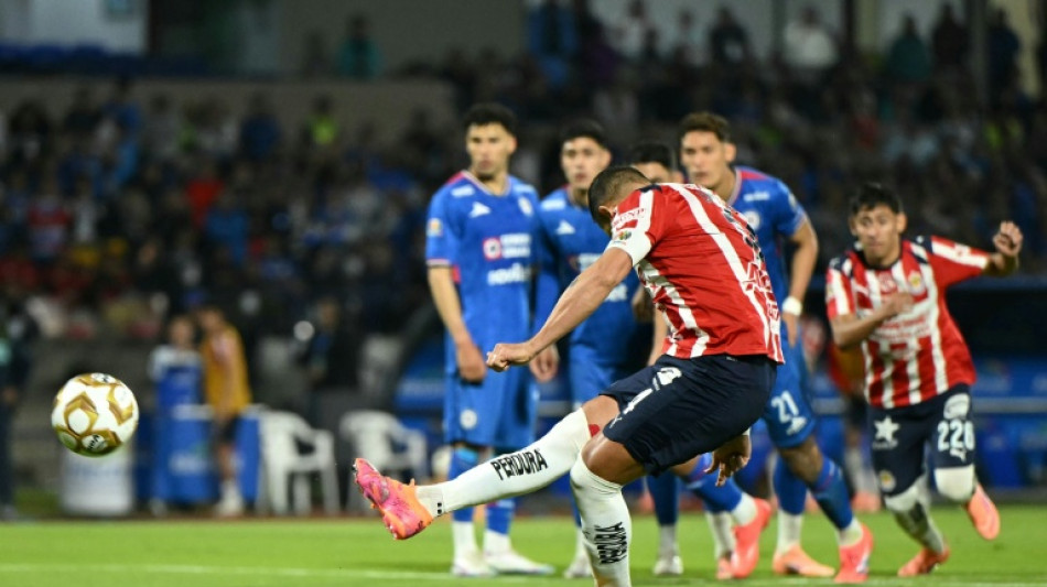 "Chicharito" Hern&aacute;ndez termina entre cr&iacute;ticas su segunda etapa con las Chivas de M&eacute;xico