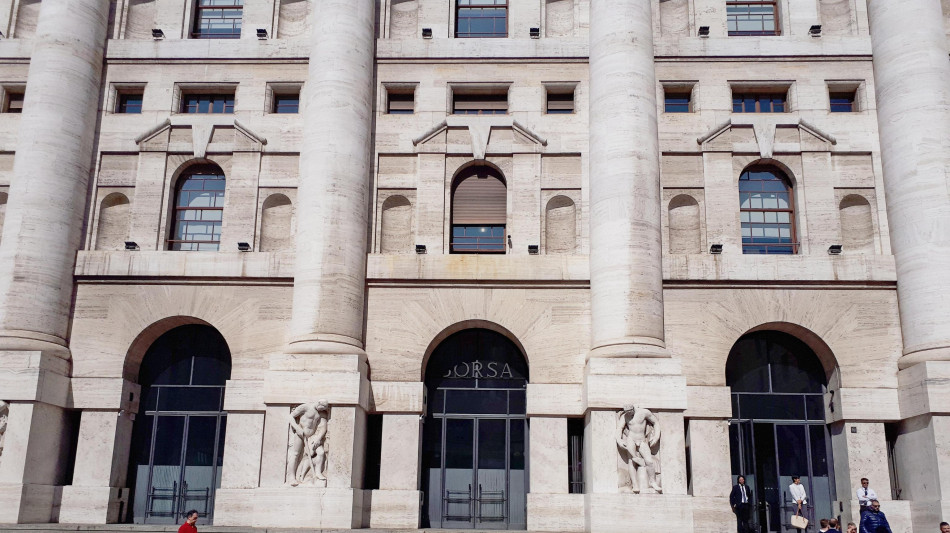 Borsa: Milano tiene (+0,4%), sprint di Tim, Campari e Banco