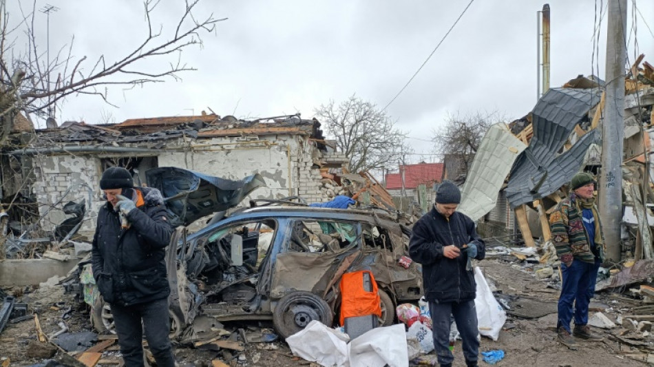 Ukraine: la Russie prend sa premi&egrave;re grande ville et poursuit les bombardements avant des pourparlers 
