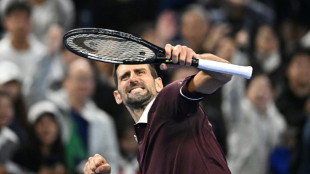 Djokovic sofre, mas avan&ccedil;a no ATP 500 de Pequim e espera Zverev nas quartas de final