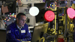 Wall Street clôture dans le rouge, s'inquiète de la tech