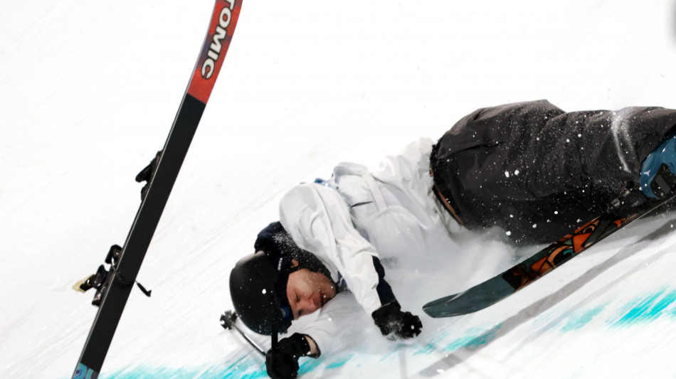 Milano Cortina: brutta caduta dal trampolino Big Air, atleta via in barella