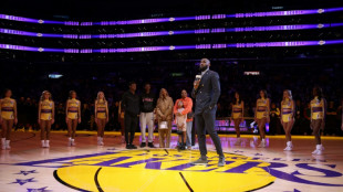 NBA: L.A. c&eacute;l&egrave;bre LeBron meilleur marqueur, les Bucks plombent les Lakers
