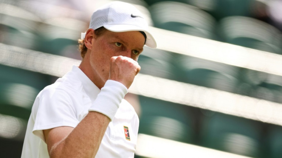 Jannik Sinner passa com facilidade pela 1ª rodada de Wimbledon