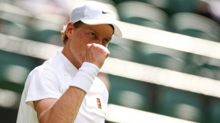 Jannik Sinner passa com facilidade pela 1ª rodada de Wimbledon
