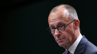 Merz hebt verbindende Kraft des Fu&szlig;balls hervor