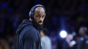 Nba: esordio per LeBron con Philadelphia, &egrave; gi&agrave; al centro del gioco