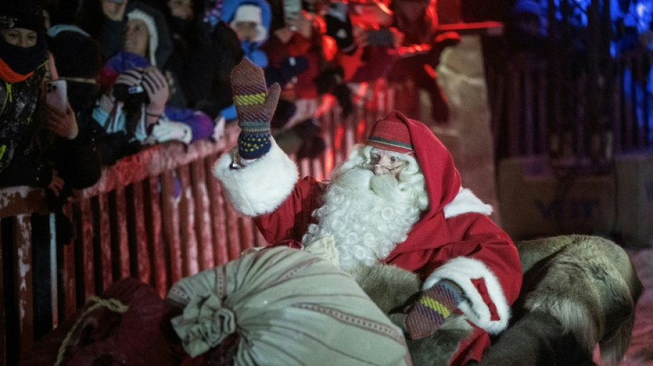 Le P&egrave;re No&euml;l esp&egrave;re boucler sa tourn&eacute;e de cadeaux &agrave; temps, traqu&eacute; par l'arm&eacute;e am&eacute;ricaine